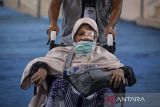 Panitia Penyelenggara Ibadah Haji (PPIH) mendorong kursi roda haji lansia setibanya di Asrama Haji Cipondoh, Kota Tangerang, Banten, Kamis (12/6/2025). Sebanyak 391 jamaah haji asal Tangerang yang tergabung dalam kelompok terbang (kloter) 2 tiba di tanah air setelah melaksanakan ibadah haji di Arab Saudi. ANTARA FOTO/Putra M. Akbar/gp