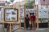 Sejumlah anak mengamati komik yang dipajang pada pameran Warisan Budaya di Kawasan Benteng Speelwijk, Kota Serang, Banten, Jumat (13/6/2025). Pameran foto dan komik yang diselenggarakan oleh Balai Pelestarian Kebudayaan (BPK) Wilayah VIII tersebut untuk memperingati hari purbakala ke-112 dengan menampilkan sebanyak 50 karya foto dan komik bertema Warisan Budaya. ANTARA FOTO/Muhammad Bagus Khoirunas/gp
