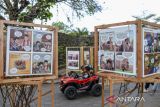Anak melintas di sekitar komik yang dipajang pada pameran Warisan Budaya di Kawasan Benteng Speelwijk, Kota Serang, Banten, Jumat (13/6/2025). Pameran foto dan komik yang diselenggarakan oleh Balai Pelestarian Kebudayaan (BPK) Wilayah VIII tersebut untuk memperingati hari purbakala ke-112 dengan menampilkan sebanyak 50 karya foto dan komik bertema Warisan Budaya. ANTARA FOTO/Muhammad Bagus Khoirunas/gp