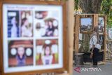 Warga mengamati foto yang dipajang pada pameran Warisan Budaya di Kawasan Benteng Speelwijk, Kota Serang, Banten, Jumat (13/6/2025). Pameran foto dan komik yang diselenggarakan oleh Balai Pelestarian Kebudayaan (BPK) Wilayah VIII tersebut untuk memperingati hari purbakala ke-112 dengan menampilkan sebanyak 50 karya foto dan komik bertema Warisan Budaya. ANTARA FOTO/Muhammad Bagus Khoirunas/gp