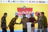 Menteri Koordinator Bidang Perekonomian Airlangga Hartarto (ketiga kiri) bersalaman dengan Menteri Perdagangan Budi Santoso (kiri) disaksikan Kepala Badan Pangan Nasional Arief Prasetyo Adi (kanan), Dirjen Bina Pembangunan Daerah Kemendagri Restuardy Daud (kiri), Ketua Umum Asosiasi Pengusaha Ritel Indonesia (Aprindo) Solihin (ketiga kanan) dan Coordinator Director PT Indomarco Prismatama Wiwiek Yusuf (kedua kanan) saat peluncuran program Holiday Sale 2025 di Tangerang Selatan, Banten, Jumat (13/6/2025). Program Holiday Sale 2025 dalam rangka gerakan belanja nasional yang melibatkan jaringan ritel modern, pusat perbelanjaan, serta pelaku UMKM tersebut sebagai upaya meningkatkan daya beli masyarakat selama masa liburan sekolah mulai dari 13 Juni-13 Juli 2025 dengan target nilai transaksi mencapai Rp60 triliun. ANTARA FOTO/Putra M. Akba/gp
