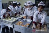 Pelajar melakukan praktik membuat roti di sela peluncuran Sistem Penerimaan Murid Baru (SPMB) di SMK Negeri 3 Kota Tangerang, Banten, Jumat (13/6/2025). Pemerintah Provinsi Banten meluncurkan SPMB untuk tingkat SMA, SMK, SKh Negeri di wilayah Provinsi Banten yang prosesnya dilaksanakan dalam empat jalur yaitu domisili, afirmasi, prestasi serta mutasi dan mulai dibuka pada 16-23 Juni 2025. ANTARA FOTO/Putra M. Akbar/gp