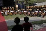 Anggota sanggar seni Yudha Asri menampilkan kesenian Rampak Bedug saat Pesta Rakyat Ngaruwat Bumi di Kampung Seni Yudha Asri, Kecamatan Bandung, Kabupaten Serang, Banten, Jumat (13/6/2025). Tradisi yang rutin digelar setiap tahun dengan menampilkan beragam kesenian tradisional tersebut merupakan ungkapan rasa syukur masyarakat atas hasil bumi sekaligus memohon doa sebelum memasuki masa tanam. ANTARA FOTO/Angga Budhiyanto/gp
