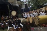 Anggota sanggar seni Yudha Asri menampilkan kesenian Rampak Bedug saat Pesta Rakyat Ngaruwat Bumi di Kampung Seni Yudha Asri, Kecamatan Bandung, Kabupaten Serang, Banten, Jumat (13/6/2025). Tradisi yang rutin digelar setiap tahun dengan menampilkan beragam kesenian tradisional tersebut merupakan ungkapan rasa syukur masyarakat atas hasil bumi sekaligus memohon doa sebelum memasuki masa tanam. ANTARA FOTO/Angga Budhiyanto/gp