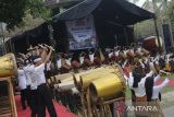 Anggota sanggar seni Yudha Asri menampilkan kesenian Rampak Bedug saat Pesta Rakyat Ngaruwat Bumi di Kampung Seni Yudha Asri, Kecamatan Bandung, Kabupaten Serang, Banten, Jumat (13/6/2025). Tradisi yang rutin digelar setiap tahun dengan menampilkan beragam kesenian tradisional tersebut merupakan ungkapan rasa syukur masyarakat atas hasil bumi sekaligus memohon doa sebelum memasuki masa tanam. ANTARA FOTO/Angga Budhiyanto/gp
