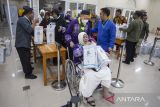 Jamaah haji kelompok terbang (kloter) pertama debarkasi Kertajati mengambil air zamzam setibanya di aula Asrama Haji Indramayu, Jawa Barat, Jumat (13/6/2025). Sebanyak 445 jamaah haji asal Kabupaten Bandung tiba di tanah air usai menunaikan ibadah haji di Tanah Suci. ANTARA FOTO/Dedhez Anggarra/agr