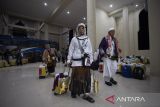 Jamaah haji kelompok terbang (kloter) pertama debarkasi Kertajati turun dari bus setibanya di Asrama Haji Indramayu, Jawa Barat, Jumat (13/6/2025). Sebanyak 445 jamaah haji asal Kabupaten Bandung tiba di tanah air usai menunaikan ibadah haji di Tanah Suci. ANTARA FOTO/Dedhez Anggarra/agr