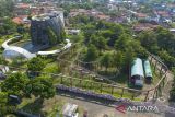 Foto udara sarana wisata air terjun buatan di komplek wisata Bojongsari, Indramayu, Jawa Barat, Kamis (12/6/2025). Aset pemerintah daerah terdiri dari tiga sarana wisata di komplek wisata Bojongsari yang dibangun menggunakan dana APBD senilai Rp200 miliar itu sudah tidak beroperasi dan dibiarkan terbengkalai sejak tahun 2020 lalu. ANTARA FOTO/Dedhez Anggara/agr