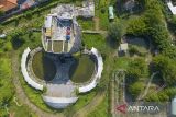 Foto udara sarana wisata air terjun buatan di komplek wisata Bojongsari, Indramayu, Jawa Barat, Kamis (12/6/2025). Aset pemerintah daerah terdiri dari tiga sarana wisata di komplek wisata Bojongsari yang dibangun menggunakan dana APBD senilai Rp200 miliar itu sudah tidak beroperasi dan dibiarkan terbengkalai sejak tahun 2020 lalu. ANTARA FOTO/Dedhez Anggara/agr