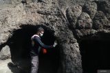 Petugas dari Balai Pelestarian Kebudayaan Wilayah XI Jatim menghilangkan jelaga yang menempel pada dinding gua saat kegiatan konservasi cagar budaya di Gua Selomangleng, Kota Kediri, Jawa Timur, Jumat (13/6/2025). Konservasi pada gua buatan peninggalan era Kerajaan Kediri sekitar abad ke-11 tersebut dilakukan selama sepekan meliputi pembersihan gua dari lumut, jelaga, dan vandalisme sebagai upaya melindungi situs dari kerusakan. ANTARA Jatim/Prasetia Fauzani/mas.
