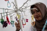 Pengunjung mengamati seni kriya hasil karya penyandang disabilitas yang dipamerkan dalam ajang Exhibition Art Humanistik in Diversity di Malang Creative Center, Jawa Timur, Jumat (13/6/2025). Pameran tersebut  menampilkan beragam karya seperti lukisan, poster, kerajinan rajut, dan topeng yang bertujuan meningkatkan apresiasi publik, menghapus stigma dan diskriminasi, serta mendorong kemandirian ekonomi bagi penyandang disabilitas. ANTARA Jatim/Ari Bowo Sucipto/mas.