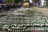 Petugas menggunakan alat berat memusnahkan botol berisi minuman keras dan knalpot bising di Taman Kota Tasikmalaya, Jawa Barat, Jumat (13/6/2025). Pemerintah Kota Tasikmalaya memusnahkan 5.211 botol minuman keras dan 350 knalpot bising hasil operasi kegiatan rutin yang ditingkatkan (KRYD) di Kota Tasikmalaya selama dua bulan. ANTARA FOTO/Adeng Bustomi/agr
