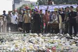Wali Kota Tasikmalaya Viman Alfarizi Ramadhan (kanan) bersama Polisi, TNI, dan Ormas Keagamaan melemparkan botol minuman keras saat pemusnahan minuman keras dan knalpot bising di Taman Kota Tasikmalaya, Jawa Barat, Jumat (13/6/2025). Pemerintah Kota Tasikmalaya memusnahkan 5.211 botol minuman keras dan 350 knalpot bising hasil operasi kegiatan rutin yang ditingkatkan (KRYD) di Kota Tasikmalaya selama dua bulan. ANTARA FOTO/Adeng Bustomi/agr
