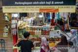 Konsumen memilih oleh-oleh haji dan umrah di Pasar Baru Trade Center, Bandung, Jawa Barat, Jumat (13/6/2025). Menurut pedagang pada musim haji tahun ini penjualan oleh-oleh haji di Pasar Baru mengalami penurunan dan hanya mendapatkan omzet Rp15 juta per hari, turun dibandingkan tahun lalu yang mencapai Rp25 juta per hari yang antara lain disebabkan maraknya penjualan oleh-oleh haji di aplikasi belanja daring serta pengurangan kuota jamaah haji Kota Bandung dari 2.517 orang pada 2024 menjadi 2.455 orang pada 2025. ANTARA FOTO/Raisan Al Farisi/agr