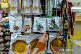 Konsumen membeli perlengkapan haji dan umroh di Pasar Baru Trade Center, Bandung, Jawa Barat, Jumat (13/6/2025). Menurut pedagang pada musim haji tahun ini penjualan oleh-oleh haji di Pasar Baru mengalami penurunan dan hanya mendapatkan omzet Rp15 juta per hari, turun dibandingkan tahun lalu yang mencapai Rp25 juta per hari yang antara lain disebabkan maraknya penjualan oleh-oleh haji di aplikasi belanja daring serta pengurangan kuota jamaah haji Kota Bandung dari 2.517 orang pada 2024 menjadi 2.455 orang pada 2025. ANTARA FOTO/Raisan Al Farisi/agr