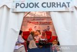 Warga lansia melakukan konsultasi dengan petugas Dinas Sosial saat mengikuti peringatan Hari Lanjut Usia Nasional ke-29 di Kantor Dinas Sosial, Bandung, Jawa Barat, Kamis (12/6/2025). Dalam peringatan Hari Lanjut Usia ke-29 tersebut Pemerintah Kota Bandung memberikan layanan pemeriksaan kesehatan gratis bagi lansia, pojok curhat khusus lansia, dan pasar murah guna mewujudkan Kota Bandung ramah lansia. ANTARA FOTO/Raisan Al Farisi/agr
