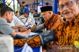 Dua orang lansia menjalani pemeriksaan kesehatan pada peringatan Hari Lanjut Usia Nasional ke-29 di Kantor Dinas Sosial, Bandung, Jawa Barat, Kamis (12/6/2025). Dalam peringatan Hari Lanjut Usia ke-29 tersebut Pemerintah Kota Bandung memberikan layanan pemeriksaan kesehatan gratis bagi lansia, pojok curhat khusus lansia, dan pasar murah guna mewujudkan Kota Bandung ramah lansia. ANTARA FOTO/Raisan Al Farisi/agr