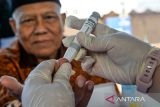 Lansia menjalani pemeriksaan kesehatan pada peringatan Hari Lanjut Usia Nasional ke-29 di Kantor Dinas Sosial, Bandung, Jawa Barat, Kamis (12/6/2025). Dalam peringatan Hari Lanjut Usia ke-29 tersebut Pemerintah Kota Bandung memberikan layanan pemeriksaan kesehatan gratis bagi lansia, pojok curhat khusus lansia, dan pasar murah guna mewujudkan Kota Bandung ramah lansia. ANTARA FOTO/Raisan Al Farisi/agr