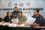 Wakil Ketua Komisi Pendidikan, Pelatihan, dan Pengembangan Profesi Dewan Pers Maha Eka Swasta (kedua kiri) meninjau pelaksaan Uji Kompetensi Wartawan (UKW) hari pertama di Surabaya, Jawa Timur, Jumat (13/6/2025). Dewan Pers menggelar UKW di Surabaya yang diikuti oleh total 44 peserta dari Pewarta Foto Indonesia (PFI), Ikatan Jurnalis Televisi (IJTI) dan Lembaga Uji Kompetensi Unitomo. ANTARA Jatim/Naufal Ammar Imaduddin/mas.
