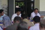 Deputi Bidang Penegakan Hukum Kementerian LH Inspektur Irjen Pol Rizal Irawan (kanan), Wakil Gubernur Jawa Timur Emil Elestianto Dardak (tengah), Bupati Sidoarjo Subandi (kiri) berdiskusi dengan para pelaku IKM tahu di Balai Desa Tropodo, Krian, Sidoarjo, Jawa Timur, Sabtu (14/6/2025). Kementerian Lingkungan Hidup akan menindak tegas pelaku Industri Kecil Menengah (IKM) pembuatan tahu yang masih menggunakan sampah plastik sebagai bahan bakar. Antara Jatim/Umarul Faruq