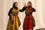 Seniman membawakan salah satu adegan dalam pementasan teater berjudul Air Terjun Penantian di Malang, Jawa Timur, Sabtu (14/6/2025). Pementasan teater tersebut diadakan studio seni Kakasya dengan mengangkat cerita rakyat legenda Coban Rondo untuk menumbuhkan rasa cinta terhadap budaya yang mengandung nilai moral tinggi sekaligus memberi ruang ekspresi bagi para pelaku seni akting, musik, tari, dan tata artistik. Antara Jatim/Ari Bowo Sucipto/um