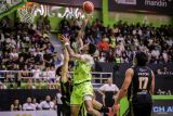 Pebasket Pacific Caesar Surabaya Adonnecy Joshua Bramah (tengah) melakukan lay up dengan diadang pebasket Kesatria Bengawan Solo Ferdian Dwi Purwoko (kiri) pada pertandingan Indonesian Baskeball League (IBL) 2025 di GOR Pacific Caesar Surabaya, Jawa Timur, Kamis (14/6/2025). Pacific Caesar Surabaya menang atas Kesatria Bengawan Solo dengan skor 110-104.  Antara Jatim/Rizal Hanafi/um