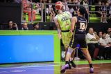 Pebasket Pacific Caesar Surabaya Adonnecy Joshua Bramah (kiri) berusaha melewati adangan pebasket Kesatria Bengawan Solo Ponsianus Nyoman Indrawan (kanan) pada pertandingan Indonesian Baskeball League (IBL) 2025 di GOR Pacific Caesar Surabaya, Jawa Timur, Kamis (14/6/2025). Pacific Caesar Surabaya menang atas Kesatria Bengawan Solo dengan skor 110-104.  Antara Jatim/Rizal Hanafi/um