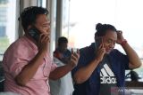 Sejumlah pengunjung menggunakan gawainya di Surabaya, Sabtu (14/6/2025). Badan Pusat Statistik (BPS) Jawa Timur mencatat, kelompok pengeluaran untuk Indeks Harga Konsumen (IHK) telekomunikasi memberikan andil terhadap deflasi bulanan di wilayah tersebut sebesar 0,01 persen pada Mei 2025, lebih rendah dibandingkan periode yang sama bulan sebelumnya sebesar 0,03 persen. ANTARA Jatim/Naufal Ammar Imaduddin/mas.