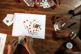 Sejumlah peserta mengikuti lomba permainan kartu klasik dalam kegiatan bertajuk Jurnalis Main Remi (JMR) yang diselenggarakan di Malang, Jawa Timur, Sabtu (14/6/2025). Kegiatan yang digagas oleh jurnalis dari IJTI, AJI, PFI, dan PWI tersebut bertujuan untuk mensosialisasikan permainan kartu sebagai sarana hiburan bernuansa nostalgia, menghapus stigma negatif  permainan kartu serta menumbuhkan solidaritas antar profesi jurnalis. ANTARA Jatim/Ari Bowo Sucipto/mas.