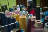 Pekerja menyelesaikan produksi pakaian di kawasan Sentra Industri Rajut Binong Jati, Bandung, Jawa Barat, Sabtu (14/6/2025). Asosiasi Produsen Serat dan Benang Filament Indonesia (Apsyfi) mendorong pemerintah untuk menetapkan bea masuk anti-dumping (BMAD) sebesar 20 persen terhadap produk benang filamen impor untuk mengatasi dampak dari praktik dumping, sehingga kembali menguatkan daya saing dan kapasitas produksi industri tekstil nasional dari hulu hingga hilir. ANTARA FOTO/Novrian Arbi/agr