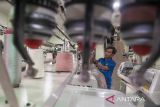 Pekerja menyelesaikan produksi pakaian di kawasan Sentra Industri Rajut Binong Jati, Bandung, Jawa Barat, Sabtu (14/6/2025). Asosiasi Produsen Serat dan Benang Filament Indonesia (Apsyfi) mendorong pemerintah untuk menetapkan bea masuk anti-dumping (BMAD) sebesar 20 persen terhadap produk benang filamen impor untuk mengatasi dampak dari praktik dumping, sehingga kembali menguatkan daya saing dan kapasitas produksi industri tekstil nasional dari hulu hingga hilir. ANTARA FOTO/Novrian Arbi/agr