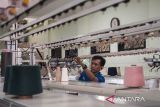Pekerja menyelesaikan produksi pakaian di kawasan Sentra Industri Rajut Binong Jati, Bandung, Jawa Barat, Sabtu (14/6/2025). Asosiasi Produsen Serat dan Benang Filament Indonesia (Apsyfi) mendorong pemerintah untuk menetapkan bea masuk anti-dumping (BMAD) sebesar 20 persen terhadap produk benang filamen impor untuk mengatasi dampak dari praktik dumping, sehingga kembali menguatkan daya saing dan kapasitas produksi industri tekstil nasional dari hulu hingga hilir. ANTARA FOTO/Novrian Arbi/agr
