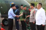 Wakil Presiden Republik Indonesia (Wapres RI) Gibran Rakabuming Raka (kiri) bersalaman dengan Komandan Distrik Militer (Dandim) 1008/Tanjung Letnan Kolonel Inf. Budi Sanjaya Galih di Bandara Udara Warukin Kabupaten Tabalong, Kalimantan Selatan (Kalsel), Sabtu (14/6/2025). Wapres Gibran mendarat di Bandar Udara Warukin, guna melanjutkan perjalanan menuju Dusun Muara Kate, Desa Muara Langon, Kecamatan Muara Komam, Kabupaten Paser, Kalimantan Timur (Kaltim). ANTARA/HO-Polres Tabalong