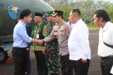 Wakil Presiden Republik Indonesia (Wapres RI) Gibran Rakabuming Raka (kiri) bersalaman dengan Kapolres Tabalong Kapolres AKBP Wahyu Ismoyo di Bandara Udara Warukin Kabupaten Tabalong, Kalimantan Selatan (Kalsel), Sabtu (14/6/2025). Usai transit di Tabalong, Wapres Gibran melanjutkan perjalanan menuju Dusun Muara Kate, Desa Muara Langon, Kecamatan Muara Komam, Kabupaten Paser, Kalimantan Timur (Kaltim). ANTARA/HO-Polres Tabalong