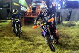 Pebalap memacu kecepatannya dalam kejuaraan balap motocross dan grasstrack Trial Game Dirt 2025 putaran kedua di sirkuit non permanen Lapangan Graha Tirta Waru, Sidoarjo, Jawa Timur, Sabtu (14/6/2025).  M. Zidane Alnesa berhasil menjuarai dengan nilai total poin 100 di kelas FFA Open disusul Asep Lukman dengan 82 poin dan ketiga Ananda Rigi dengan 78 poin. Antara Jatim/Umarul Faruq