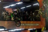 Pebalap melakukan lompatan dalam kejuaraan balap motocross dan grasstrack Trial Game Dirt 2025 putaran kedua di sirkuit non permanen Lapangan Graha Tirta Waru, Sidoarjo, Jawa Timur, Sabtu (14/6/2025). M. Zidane Alnesa berhasil menjuarai dengan nilai total poin 100 di kelas FFA Open disusul Asep Lukman dengan 82 poin dan ketiga Ananda Rigi dengan 78 poin. Antara Jatim/Umarul Faruq
