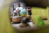 Warga antre untuk membeli gas LPG 3 kilogram saat berlangsungnya operasi pasar murah di Kantor Kecamatan Samarinda Ilir, Samarinda, Kalimantan Timur, Minggu (15/6/2025). Pemerintah Kota (Pemkot) Samarinda melalui Dinas Perdagangan bekerja sama dengan Pertamina menyediakan 11.720 tabung gas bersubsidi di 10 kecamatan yang dijual sesuai dengan harga Harga Eceran Tertinggi (HET) yakni Rp18 ribu per tabung.  Antara Kaltim/M Risyal Hidayat