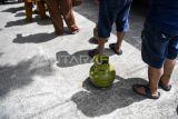 Sejumlah warga antre untuk membeli gas LPG 3 kilogram saat berlangsungnya operasi pasar murah di Kantor Kecamatan Samarinda Ilir, Samarinda, Kalimantan Timur, Minggu (15/6/2025). Pemerintah Kota (Pemkot) Samarinda melalui Dinas Perdagangan bekerja sama dengan Pertamina menyediakan 11.720 tabung gas bersubsidi di 10 kecamatan yang dijual sesuai dengan harga Harga Eceran Tertinggi (HET) yakni Rp18 ribu per tabung.  Antara Kaltim/M Risyal Hidayat