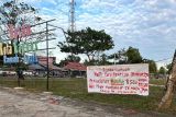 Spanduk protes tuntut upah pekerja hiasi area RTH Kapuas