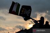 Pengunjuk rasa mengikuti aksi solidaritas global march to Gaza di Jalan Asia Afrika, Bandung, Jawa Barat, Minggu (15/6/2025). Aksi yang diselenggarakan serentak di empat kota di Indonesia yaitu Jakarta, Bandung, Makassar, dan Malang tersebut merupakan bentuk solidaritas untuk gerakan Global March to Gaza yang bertepatan dengan ribuan warga lintas negara dalam persiapan memasuki wilayah Gaza guna memberikan bantuan kepada rakyat Palestina yang mengalami krisis akibat blokade dari Israel. ANTARA FOTO/Raisan Al Farisi/agr