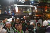 Jamaah haji memasuki aula disambut Panitia Penyelenggara Ibadah Haji (PPIH) di Asrama Haji Embarkasi Banjarmasin di Banjarbaru, Kalimantan Selatan, Minggu (15/6/2025). Sebanyak 423 orang haji Kloter Pertama asal Banjarmasin tiba di Kalimantan Selatan usai melaksanakan ibadah haji dari Madinah. ANTARA/Tumpal Andani Aritonang
