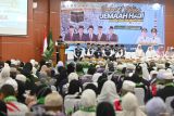 Ketua Panitia Penyelenggara Ibadah Haji (PPIH) Embarkasi Banjarmasin Muhammad Tambrin memberikan sambutan usai menerima kedatangan ratusan haji di Asrama Haji Embarkasi Banjarmasin di Banjarbaru, Kalimantan Selatan, Minggu (15/6/2025). Sebanyak 423 orang haji Kloter Pertama asal Banjarmasin tiba di Kalimantan Selatan usai melaksanakan ibadah haji dari Madinah. ANTARA/Tumpal Andani Aritonang