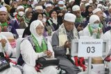 Para jamaah haji memanjatkan doa usai disambut Panitia Penyelenggara Ibadah Haji (PPIH) di Asrama Haji Embarkasi Banjarmasin di Banjarbaru, Kalimantan Selatan, Minggu (15/6/2025). Sebanyak 423 orang haji Kloter Pertama asal Banjarmasin tiba di Kalimantan Selatan usai melaksanakan ibadah haji dari Madinah. ANTARA/Tumpal Andani Aritonang