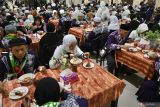 Para jamaah haji menyantap hidangan sarapan soto Banjar usai disambut Panitia Penyelenggara Ibadah Haji (PPIH) di Asrama Haji Embarkasi Banjarmasin di Banjarbaru, Kalimantan Selatan, Minggu (15/6/2025). Sebanyak 423 orang haji Kloter Pertama asal Banjarmasin tiba di Kalimantan Selatan usai melaksanakan ibadah haji dari Madinah. ANTARA/Tumpal Andani Aritonang