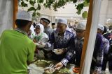 Para jamaah haji menyantap hidangan sarapan soto Banjar usai disambut Panitia Penyelenggara Ibadah Haji (PPIH) di Asrama Haji Embarkasi Banjarmasin di Banjarbaru, Kalimantan Selatan, Minggu (15/6/2025). Sebanyak 423 orang haji Kloter Pertama asal Banjarmasin tiba di Kalimantan Selatan usai melaksanakan ibadah haji dari Madinah. ANTARA/Tumpal Andani Aritonang