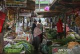Pedagang sayuran melayani pembeli di Pasar Kelapa, Kota Cilegon, Banten, Minggu (15/6/2025). Bank Indonesia (BI) memproyeksikan kinerja penjualan eceran yang didorong oleh kelompok makanan, minuman, tembakau, subkelompok sandang, serta barang budaya dan rekreasi akan meningkat pada Mei 2025 jika dilihat dari Indeks Penjualan Riil (IPR) yang diperkirakan tumbuh sebesar 2,6 persen secara tahunan, meningkat dibandingkan bulan sebelumnya sehingga mencapai level 234,0. ANTARA FOTO/Angga Budhiyanto/gp