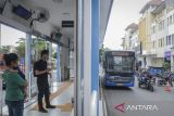 Penumpang bersiap menaiki bus Transjakarta di Halte Transjakarta CBD Ciledug, Kota Tangerang, Banten, Minggu (15/6/2025). PT Transjakarta resmi memperpanjang rute layanan koridor 13 dari Tegal Mampang-Puri Beta menjadi Tegal Mampang-Ciledug dengan panjang 29,5 kilometer dan 14 titik pemberhentian untuk memudahkan masyarakat di kawasan aglomerasi dalam mengakses moda transportasi umum yang terintegrasi. ANTARA FOTO/Putra M. Akbar/gp