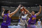 Pebasket Tangerang Hawks Ebrahim Lopez Enguio (kiri) dan Gabriel Risky (kanan) berusaha menghadang pebasket Hangtuah Jakarta Shabazz Nagee Muhammad (tengah) pada pertandingan Indonesia Basketball League (IBL) 2025 di Indoor Stadium Sport Centre, Kabupaten Tangerang, Banten, Minggu (15/6/2025). Tangerang Hawks dikalahkan Hangtuah Jakarta dengan skor 72-83. ANTARA FOTO/Galih Pradipta