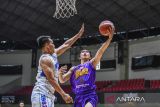 Pebasket Tangerang Hawks Andrew William Lensun (kanan) berusaha melewati hadangan pebasket Hangtuah Jakarta Diftha Pratama (kiri) pada pertandingan Indonesia Basketball League (IBL) 2025 di Indoor Stadium Sport Centre, Kabupaten Tangerang, Banten, Minggu (15/6/2025). Tangerang Hawks dikalahkan Hangtuah Jakarta dengan skor 72-83. ANTARA FOTO/Galih Pradipta
