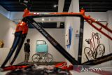 Pengunjung mengamati karya seni yang dipamerkan pada pameran seni instalasi yang bertajuk Saya Bike Bike di Galeri Seni Orbital Dago, Bandung, Jawa Barat, Minggu (15/6/2025). Pameran seni instalasi yang diikuti oleh 17 seniman dan pesepeda tersebut digelar untuk menguatkan makna kultural bersepeda lewat bentuk dan ide karya seni maupun artistiknya serta menunjukan bagaimana bersepeda dapat dimaknai secara beragam oleh para seniman maupun masyarakat. ANTARA FOTO/Raisan Al Farisi/agr